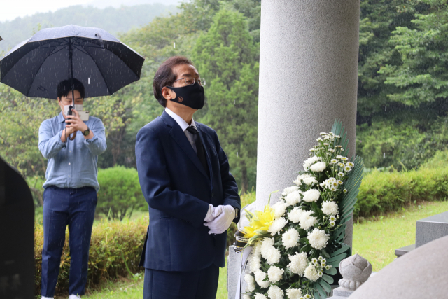 홍준표 후보가 27일 충남 부여군 외산면 가덕리 김종필 전 국무총리 묘역을 참배하고 있다./연합뉴스