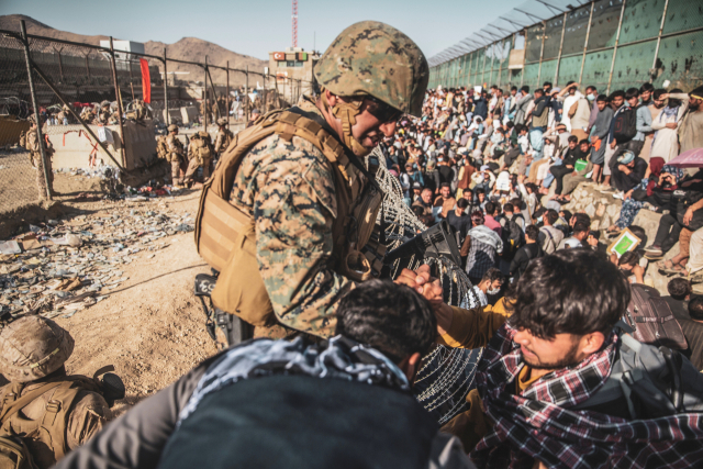 카불 공항서 아프간인 탈출 돕는 미 해병대원/연합뉴스