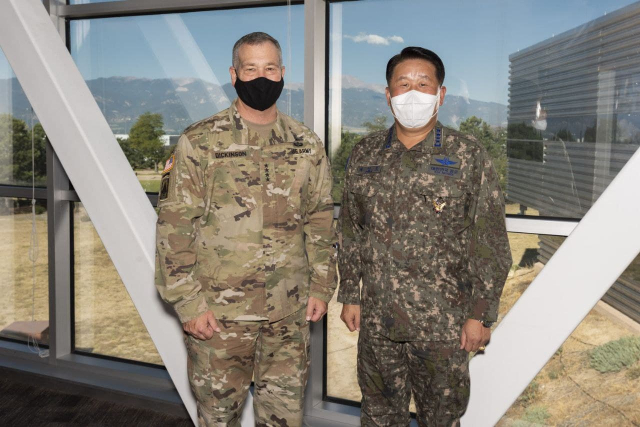 박인호 공군참모총장이 8월 27일(현지시각) 미국 콜로라도 소재 우주사령부를 방문해 제임스 디킨슨 미 우주사령관과 양자대담 후 우주안보협력을 다짐하고 있다. /사진제공=공군