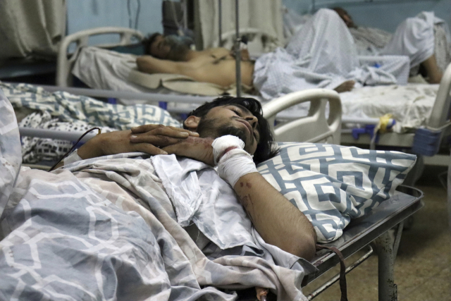 26일(현지시간) 아프가니스탄 수도 카불 공항에서 발생한 폭탄테러 부상자들이 인근 병원으로 이송돼 침대에 누워있다. /AP연합뉴스