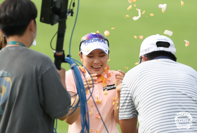 이다연이 29일 한화 클래식에서 우승한 뒤 동료들로부터 축하 꽃잎 세례를 받고 있다. /사진 제공=KLPGA