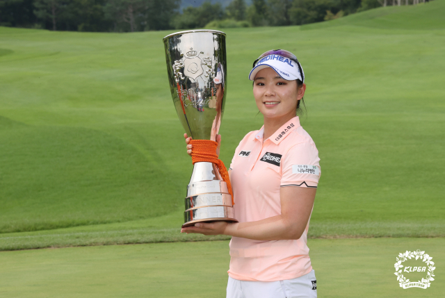 이다연이 29일 한화 클래식에서 우승한 뒤 트로피를 들고 포즈를 취하고 있다. /사진 제공=KLPGA