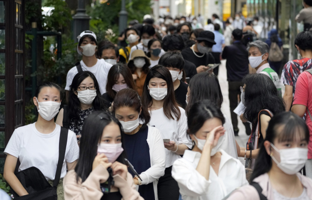 일본 도쿄 시부야 역에서 29일 신종 코로나바이러스 감염증(코로나19) 백신 티켓을 얻기 위해 시민들이 줄을 서고 있다. /EPA연합뉴스