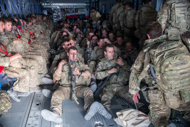 28일(현지 시간) 아프가니스탄 카불에서 영국으로 향하는 군 수송기에 영국군이 빼곡히 탑승해 있다. 영국군은 이날 아프간 철수를 완료했다. /로이터연합뉴스