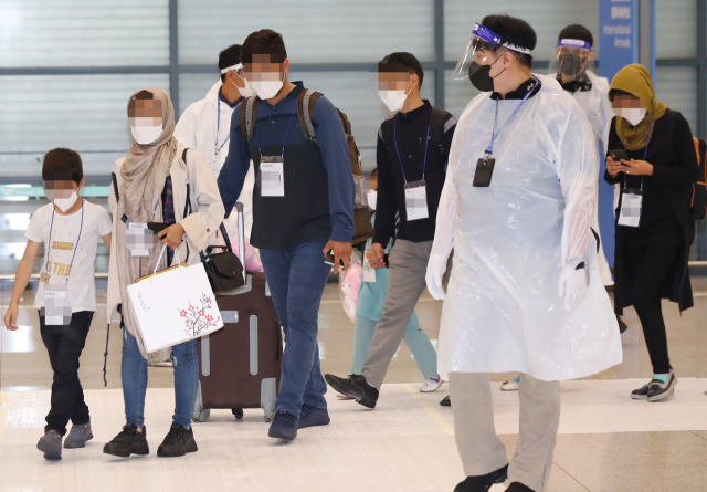 아프가니스탄에서 한국 정부 활동을 도왔던 현지인 직원 및 가족 중 파키스탄에 남아 있던 나머지 인원들이 27일 오후 우리군 수송기로 인천국제공항에 도착한 뒤 입국장을 나서고 있다. /연합뉴스