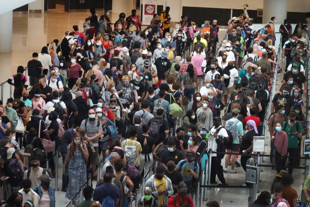 28일(현지 시간) 미국 뉴올리언스의 루이암스트롱국제공항이 허리케인 상륙으로 대피하려는 이들로 붐비고 있다. /AFP연합뉴스