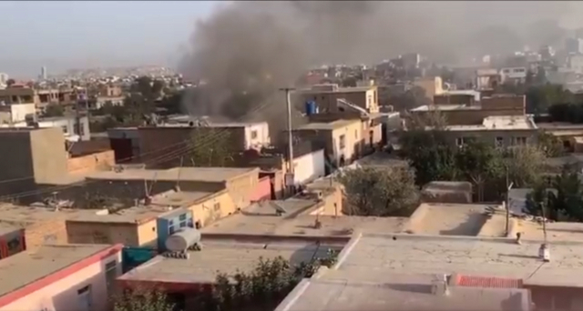 29일(현지시간) 아프가니스탄 카불의 한 주택가에서 연기가 치솟고 있다./트위터 캡쳐