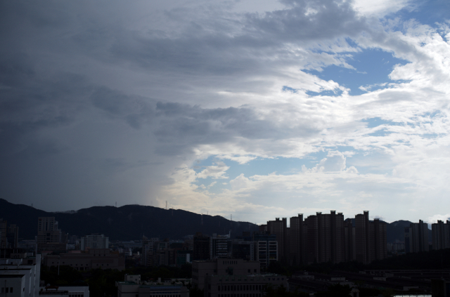 창원지역에 소나기가 내린 29일 오후 경남 창원시 한 파란 하늘에 먹구름이 보인다./창원=연합뉴스