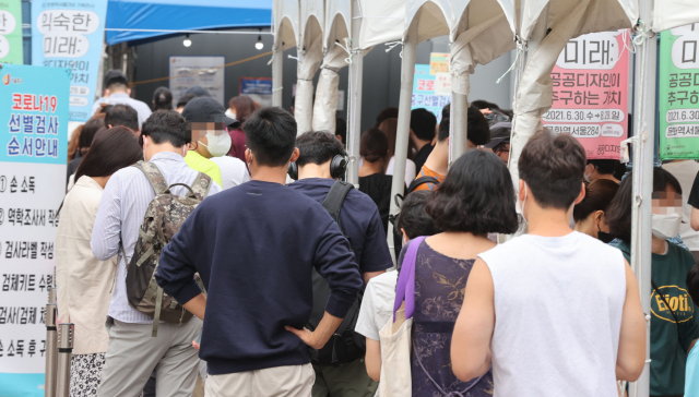 지난 29일 서울역 광장에 마련된 코로나19 선별검사소에 시민들이 검사를 받기 위해 줄을 서 있다./연합뉴스