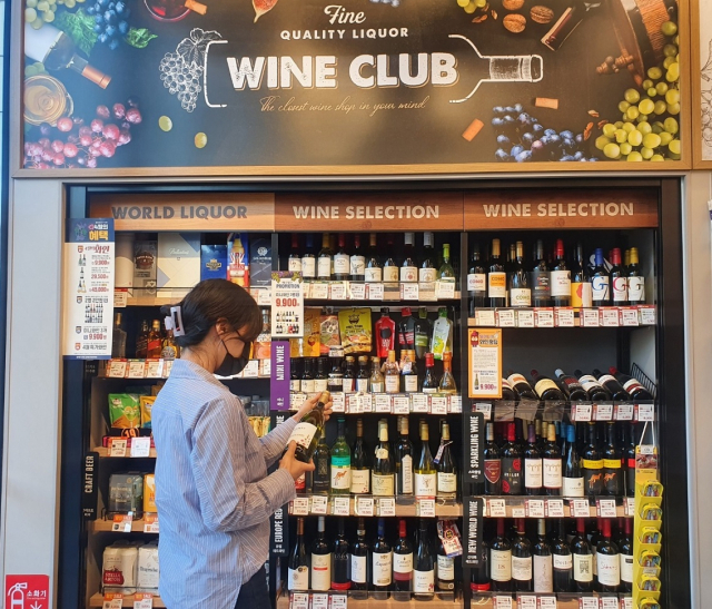 고객이 이마트24 주류특화매장에서 와인을 살펴보고 있다./사진 제공=이마트24