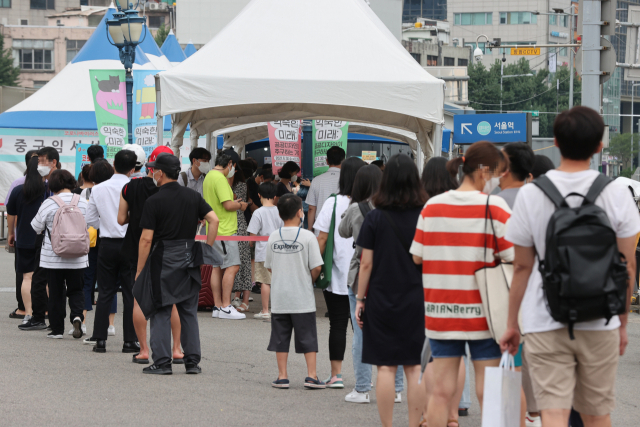 29일 서울역 광장에 마련된 코로나19 선별검사소에 시민들이 검사를 받기 위해 줄을 서 있다. /연합뉴스