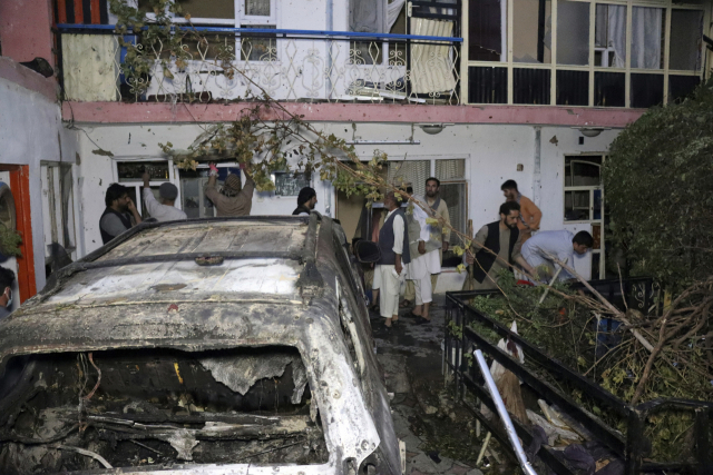 29일(현지시간) 아프가니스탄 카불의 한 가옥 안에 미군의 무인기 공습을 받아 파괴된 차량 1대가 놓여 있다. 미군 측은 이날 카불에서 추가 자폭테러 위험이 있는 차량을 무인기로 공습했다고 밝혔다./AP연합뉴스
