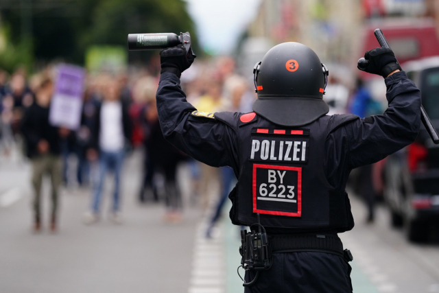 독일 수도 베를린에서 주말인 28~29일(현지시간) 코로나19 규제 조처에 반대하는 극우 성향의 ‘생각이 다른 사람들’ 수천 명이 불법 시위를 벌였다. /EPA연합뉴스