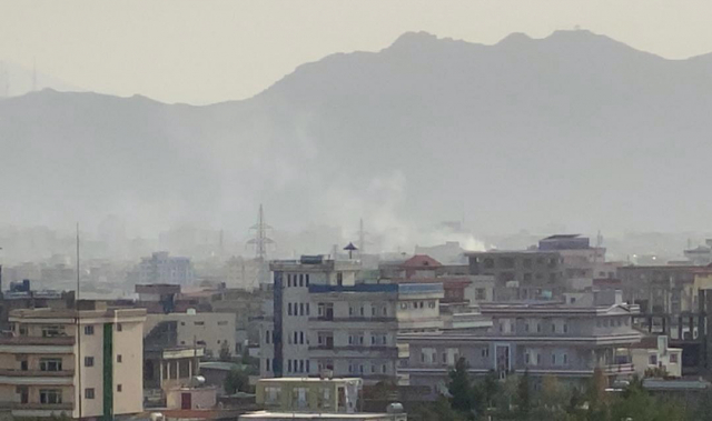 29일 카불서 폭발음 후 피어오르는 연기. /EPA연합뉴스