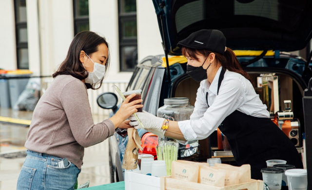 스타벅스 직원이 'Brewing Car' 캠페인을 통해 지난 18일 대구 달천 예술 창작공간 관계자들에게 응원의 커피를 전달하고 있다./사진 제공=스타벅스