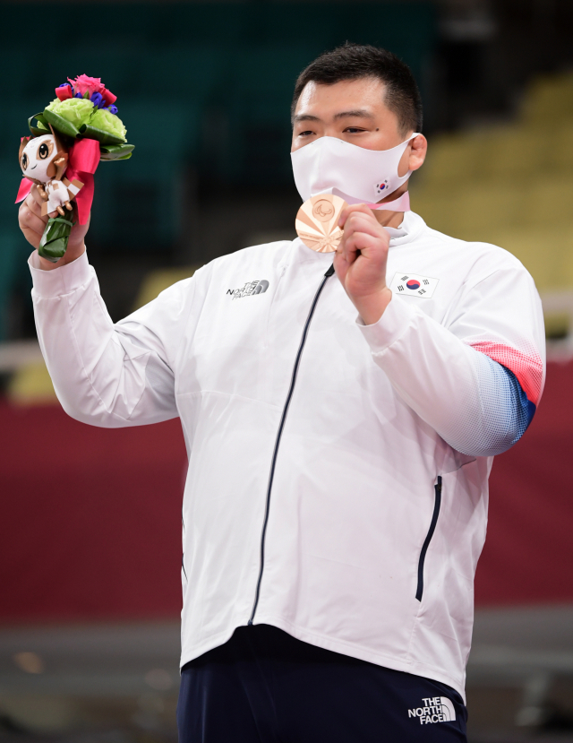 29일 일본 도쿄 무도관에서 열린 2020 도쿄 패럴림픽 유도 남자 +100kg급 시상식에서 최광근이 동메달을 들고 포즈를 취하고 있다. /연합뉴스