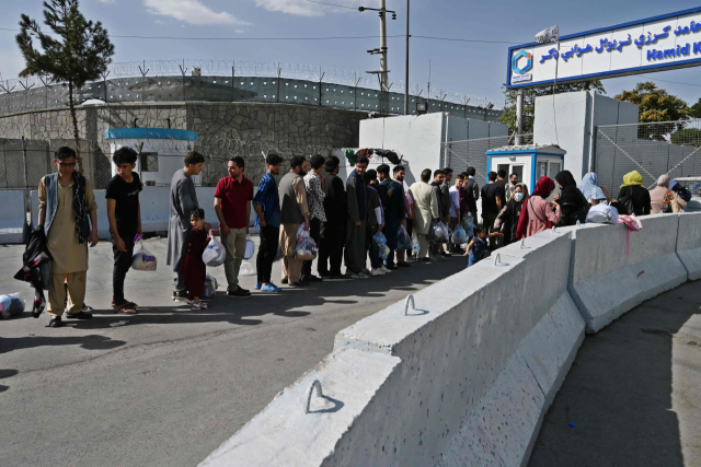 국외 탈출을 희망하는 아프가니스탄 민간인들이 29일(현지시간) 카불 국제공항 정문 주변에 줄지어 있다. /AFP연합뉴스