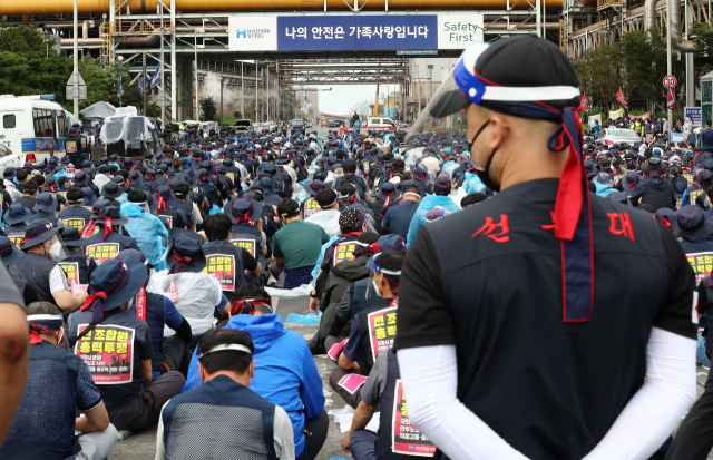 지난 25일 충남 현대제철 당진제철소에서 전국 금속노동조합 현대제철 비정규직지회 등 1,400여 명의 노조원들이 현대제철의 직접고용을 요구하는 집회를 하고 있다./당진=연합뉴스