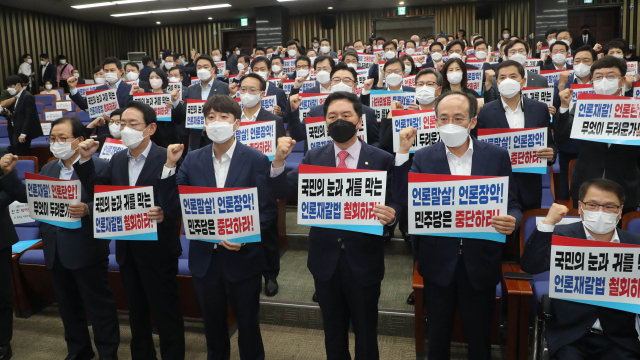 이준석 국민의힘 대표와 김기현 원내대표 등 의원들이 30일 서울 여의도 국회에서 열린 현안관련 긴급보고에서 언론중재법 개정안 철회를 요구하고 있다./성형주 기자