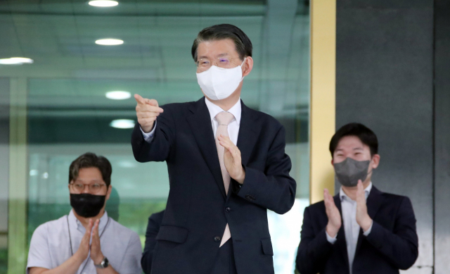 은성수 금융위원장이 30일 오후 이임식을 마치고 정부서울청사를 떠나고 있다./연합뉴스