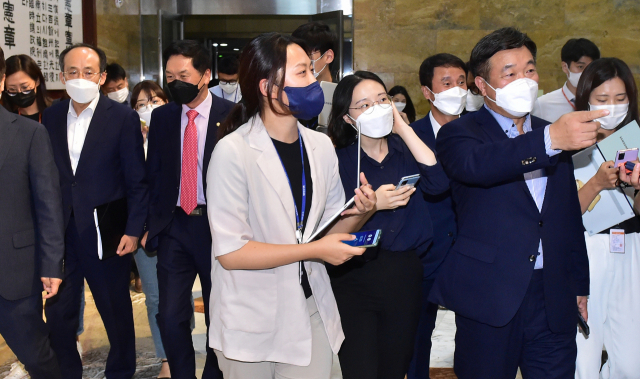 윤호중 더불어민주당 원내대표와 김기현 국민의힘 원내대표가 30일 국회 의장실에서 4차 회동을 마친 뒤 취재진의 질문을 받으며 이동하고 있다. /성형주 기자