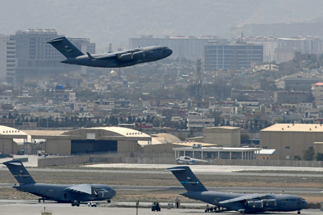 미국 공군 항공기가 아프가니스탄 철군 시한을 하루 앞둔 30일(현지시간) 수도 카불 국제공항에서 이륙하고 있다./연합뉴스