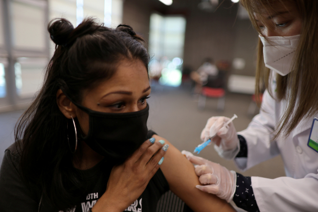 지난 26일(현지 시간) 미국 캘리포니아주에서 한 학생이 코로나19 백신을 맞고 있다./로이터연합뉴스
