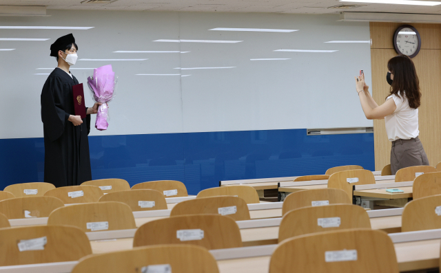 지난 18일서울 경희대학교에서 열린 하계 졸업식에서 학생들이 강의실에서 기념촬영을 하고 있다. /연합뉴스
