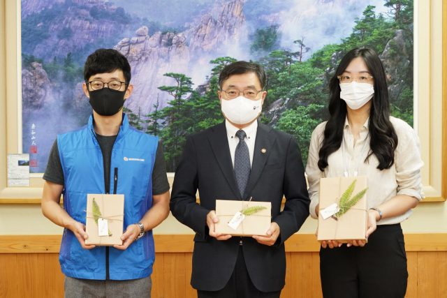 최병암(사진 왼쪽에서 두번째) 산림청장이 ‘2021년 마음을 읽는 숲 편지’ 전달식에서 책을 전달한 뒤 기념촬영을 하고 있다. 사진제공=산림청