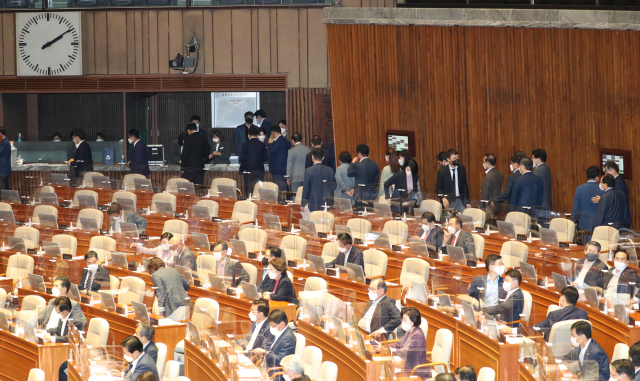 여야 의원들이 31일 국회 본회의를 열고 하반기 국회 부의장을 선출하고 있다. / 성형주 기자