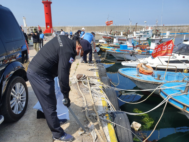 해양경찰청 소속 직원들이 연안정화 작업을 벌이고 있다. /사진제공=해경