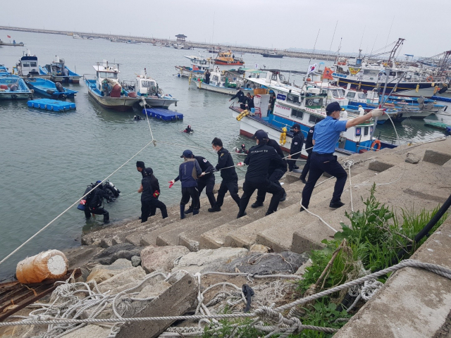 해양경찰청 소속 직원들이 연안정화 작업을 벌이고 있다. /사진제공=해경