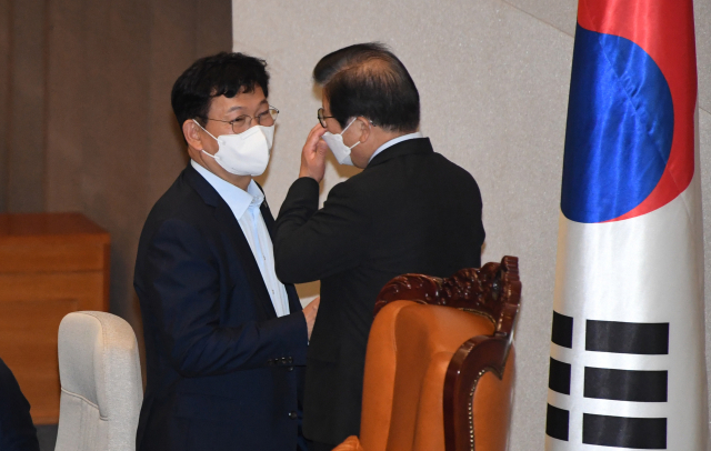 박병석(오른쪽) 국회의장과 송영길 더불어민주당 대표가 31일 서울 여의도 국회 본회의에서 논의하고 있다. /성형주 기자