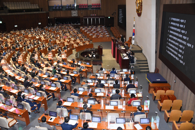 박병석 국회의장이 31일 국회 본회의에서 상임위원장 선출 안건을 상정하고 있다. / 성형주 기자