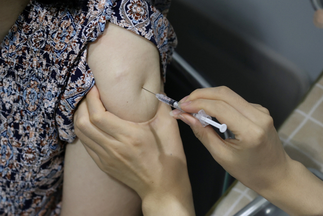 31일 오전 서울 서대문구 북아현문화체육센터에 마련된 코로나19 예방접종센터에서 한 시민이 백신을 맞고 있다./연합뉴스