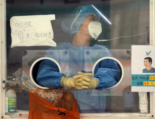 지난 달 31일 서울역 코로나19 임시선별검사소에서 의료진이 검사를 준비하고 있다./연합뉴스