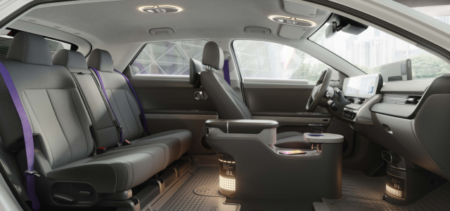 현대자가 31일 세계 최초로 공개한 아이오닉 5 로보택시 내부 디자인. 레벨 4의 자율주행 기술이 탑재됐으며 2023년 실제 도로를 달리게 된다./사진 제공=현대차