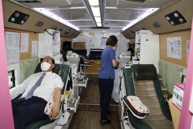 강영석 상주시장이 헌혈버스에서 헌혈을 하고 있다.