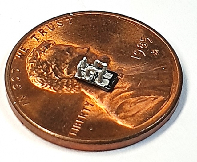 직경이 약 1.9㎜인 1센트 동전 위에 올려진 초소형 열전 모듈. /사진제공=UNIST