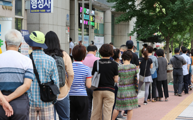 시민들이 지난달 17일 서울북부고용센터 앞에서 실업급여 신청을 위해 길제 줄지어 서 있다. /연합뉴스