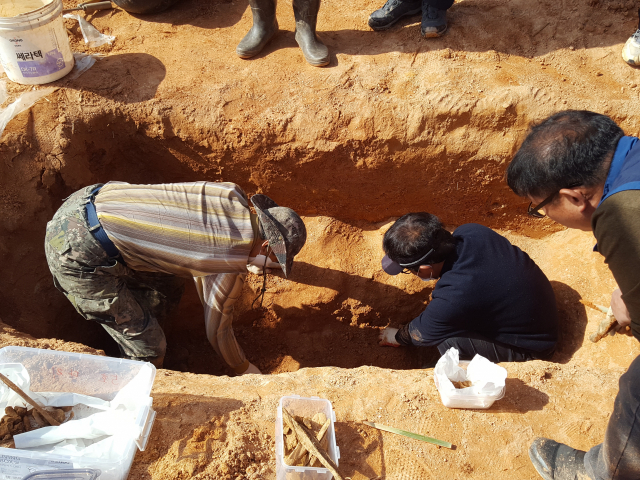 천주교 전주교구 호남교회사연구소가 전북대학교와 공동으로 유해가 발견된 묘소를 정밀조사하고 있다./사진제공=전주교구