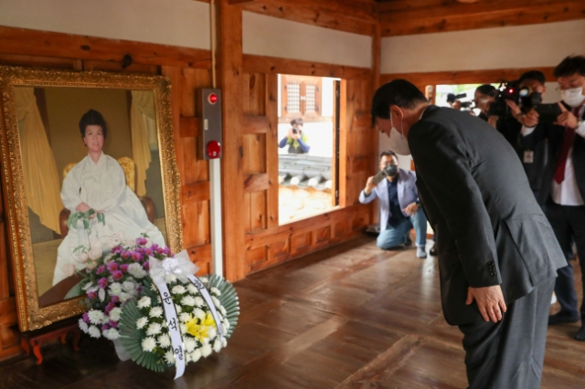 국민의힘 대권 주자인 윤석열 전 검찰총장이 지난달 31일 충북 옥천에 있는 박정희 전 대통령의 부인 육영수 여사 생가를 찾아 참배하고 있다./연합뉴스