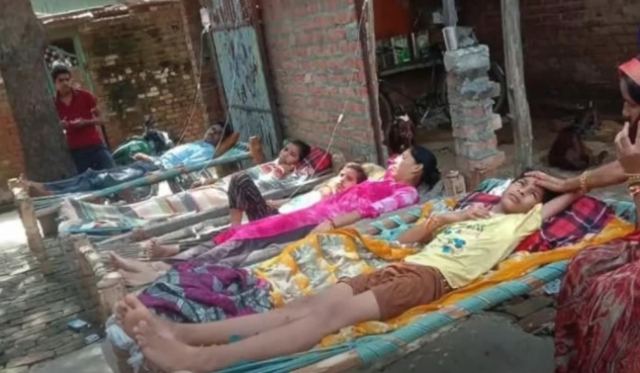 인도 북부 우타르프라데시에서 원인을 알 수 없는 고열병에 시달리는 환자들이 누워있다./원인디아TV 캡처