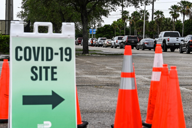 지난 3일(현지 시간) 미국 플로리다주의 코로나19 진단검사센터 앞에 차가 길게 줄지어 서있다./AFP연합뉴스
