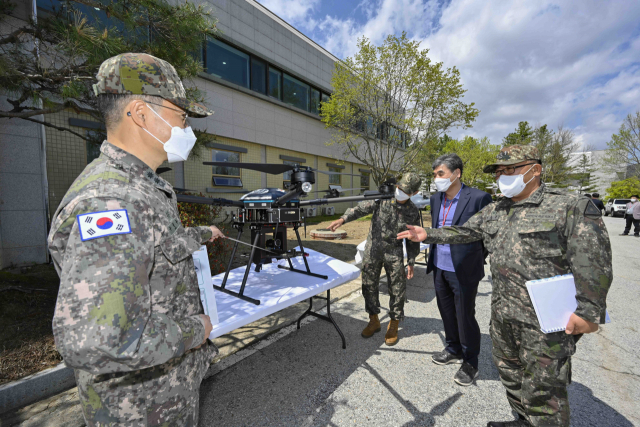 육군이 13일 충남 계룡대에서 개최한 ‘산·학·연·관과 함께하는 육군 드론발전 대토론회’에서 참석자들이 현장에 전시된 드론을 살펴보고 있다. /사진제공=육군