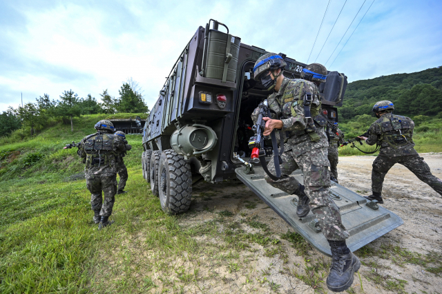 전투 훈련 돌입하는 육군 장병 (서울=연합뉴스) 육군 최초로 여단급 부대가 서로 교전하는 '훈련부대 간 KCTC 쌍방훈련'이 지난 21일부터 육군과학화전투훈련단에서 진행되고 있다. 사진은 지난 19일 열린 훈련 준비 및 예행 연습에서 장갑차 하차 후 전투 돌입하는 3사단 혜산진여단 전투단 소속 장병. 2021.8.22 [육군 제공. 재판매 및 DB 금지] photo@yna.co.kr (끝)