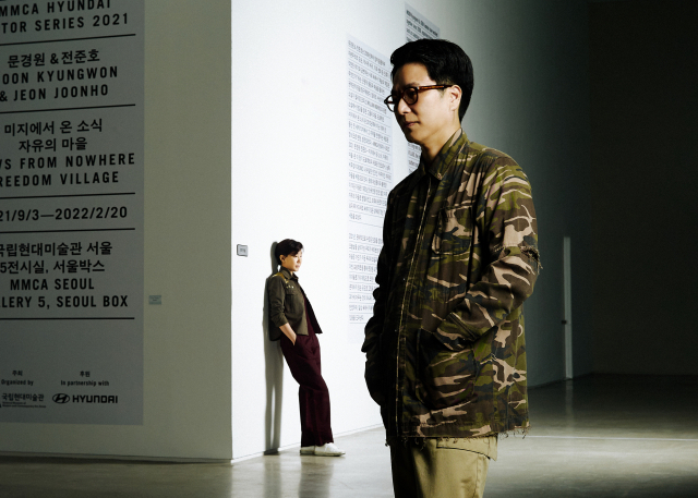 작가 듀오 전준호(오른쪽)와 문경원. /사진제공=국립현대미술관
