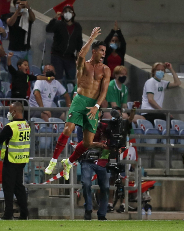 크리스티아누 호날두가 2일 월드컵 유럽 예선 아일랜드전에서 결승 골을 터뜨린 뒤 윗옷을 벗고 세리머니를 하고 있다. /알가르브=로이터연합뉴스