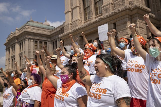 1일(현지시간) 미국 텍사스주 오스틴의 주의회 의사당 앞에서 시위대가 이날부터 시행되는 새 낙태 제한법에 대한 반대 시위를 벌이고 있다. /AP연합뉴스