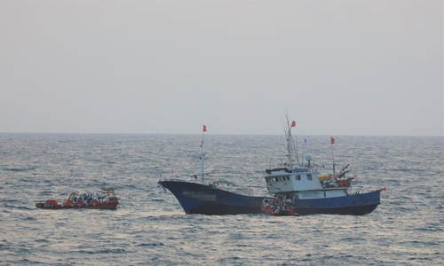 지난 1일 오후 제주해경이 우리 해역에서 불법조업한 중국어선을 나포하고 있다 /제주해양경찰서